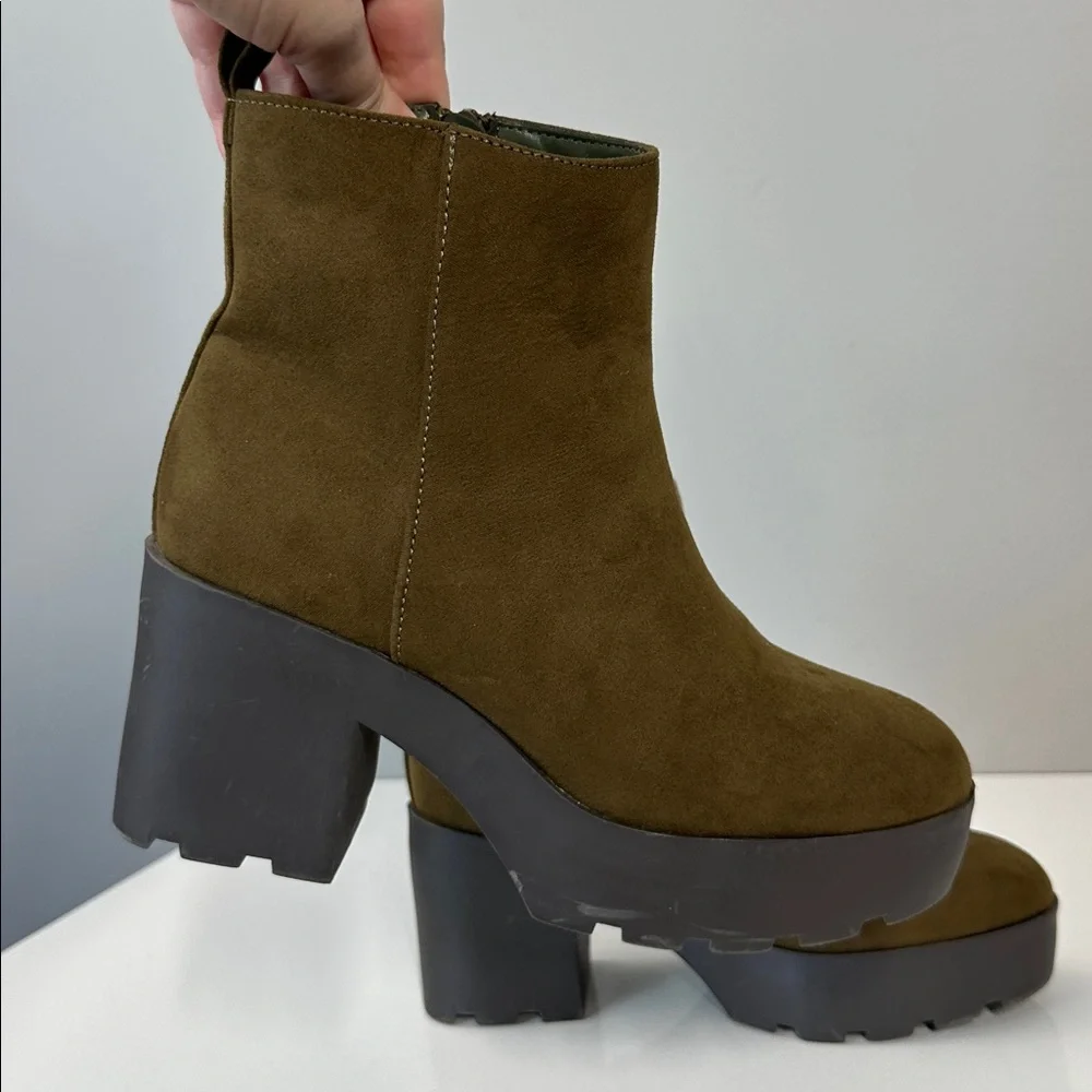 Journee Collection Cassidy‎ Lug Sole Faux Suede Booties Size 8